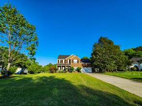 7801 Peach Blossom Ct in Harrisburg, NC - Foto de edificio - Building Photo