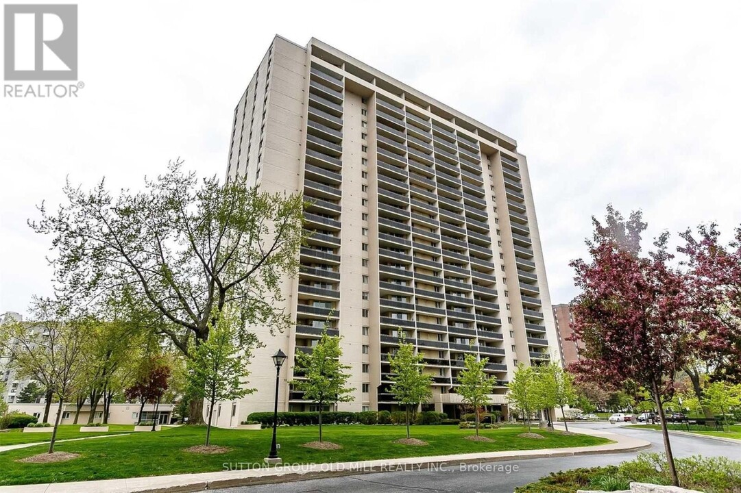 820 Burnhamthorpe Rd in Toronto, ON - Building Photo