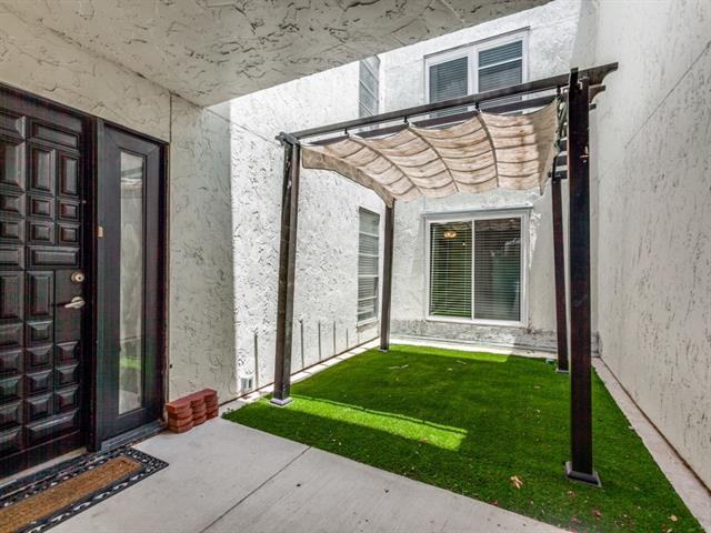 12518 Burninglog Ln in Dallas, TX - Building Photo - Building Photo