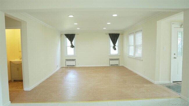 72 Berkshire Rd in Great Neck, NY - Building Photo - Building Photo