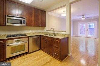2101 N Monroe St, Unit 105 in Arlington, VA - Foto de edificio - Building Photo