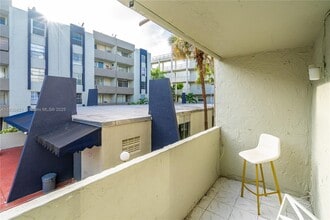 10000 NW 80th Ct in Hialeah Gardens, FL - Building Photo - Building Photo