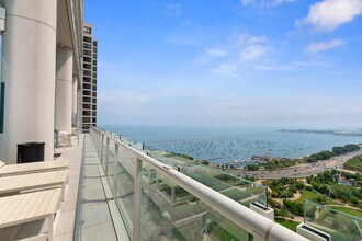 340 E Randolph St in Chicago, IL - Building Photo - Building Photo