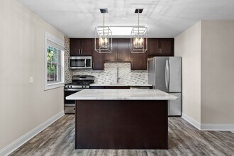 Courtyard Townhouse Apartments in Kirkwood, MO - Building Photo - Interior Photo