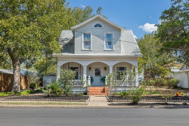 property at 206 N Rusk St