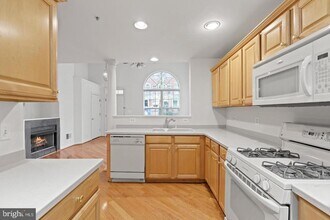 1925 Crescent Park Dr in Reston, VA - Building Photo - Building Photo