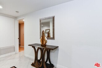 11755 Montana Ave in Los Angeles, CA - Foto de edificio - Building Photo