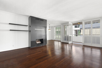 1010 N Kings Rd, Unit 202 in West Hollywood, CA - Foto de edificio - Building Photo