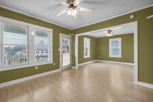 152 W Center St in Manchester, CT - Building Photo - Building Photo