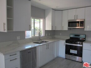 6837 Lubao Ave in Los Angeles, CA - Foto de edificio - Building Photo