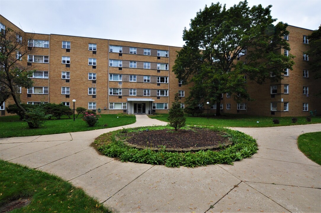 2035 W Granville Ave in Chicago, IL - Building Photo