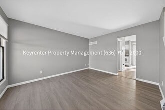 924 Parkcrest Dr in St. Charles, MO - Building Photo - Building Photo