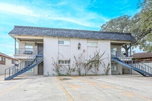 102 Belaire Dr in Laredo, TX - Building Photo