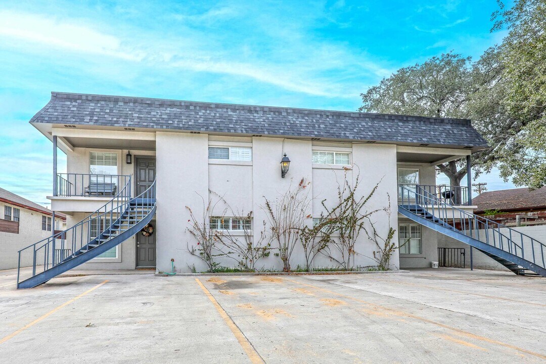 102 Belaire Dr in Laredo, TX - Building Photo