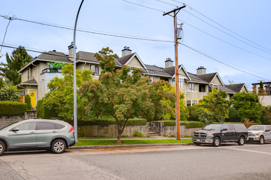 221 Ash St in New Westminster, BC - Building Photo