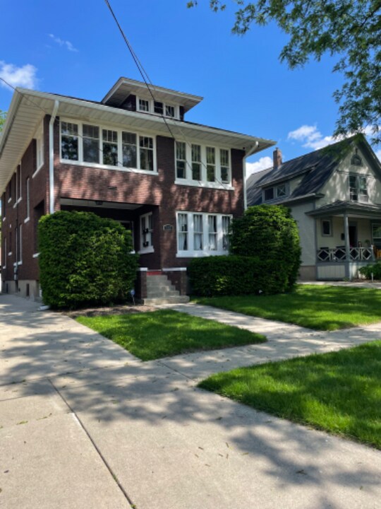 923 Cedar Ave in Elgin, IL - Building Photo