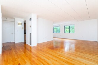 1935 Commonwealth Ave, Unit 603 in Auburndale, MA - Foto de edificio - Building Photo