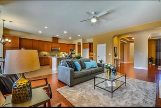 6010 Corrin Way in Elk Grove, CA - Foto de edificio - Building Photo