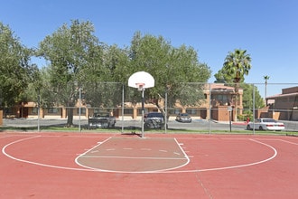 Village Square in Las Vegas, NV - Foto de edificio - Building Photo