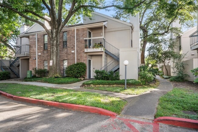 7950 N Stadium Dr in Houston, TX - Foto de edificio - Building Photo