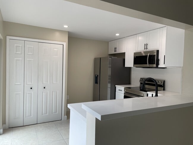 4702 SW 67th Ave in Miami, FL - Building Photo - Building Photo