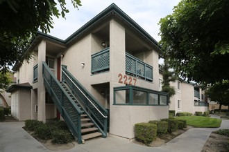 Summerhill Village Apartments in Anaheim, CA - Building Photo - Building Photo