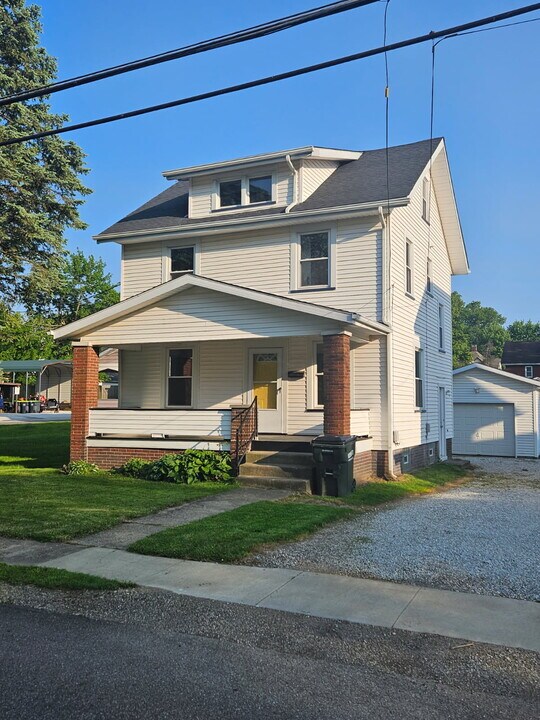 1010 Washington Ave in Louisville, OH - Building Photo