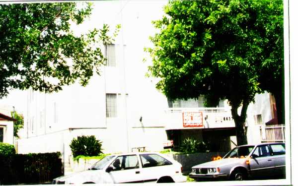 6637 Sylmar Ave in Van Nuys, CA - Building Photo - Building Photo