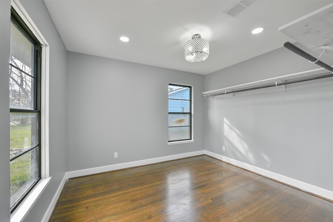 1913 Scarborough Ln in Pasadena, TX - Building Photo