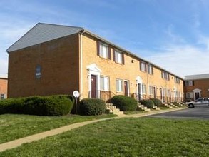 Townsend Square in Richmond, VA - Foto de edificio - Building Photo