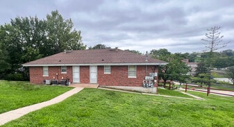 611 Cherry St, Unit C in Jefferson City, MO - Building Photo