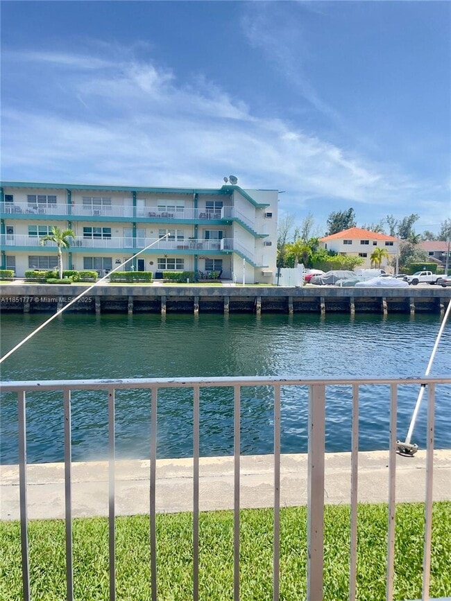 3944 NE 167th St in North Miami Beach, FL - Building Photo - Building Photo