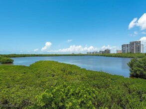 60 Seagate Dr in Naples, FL - Building Photo - Building Photo