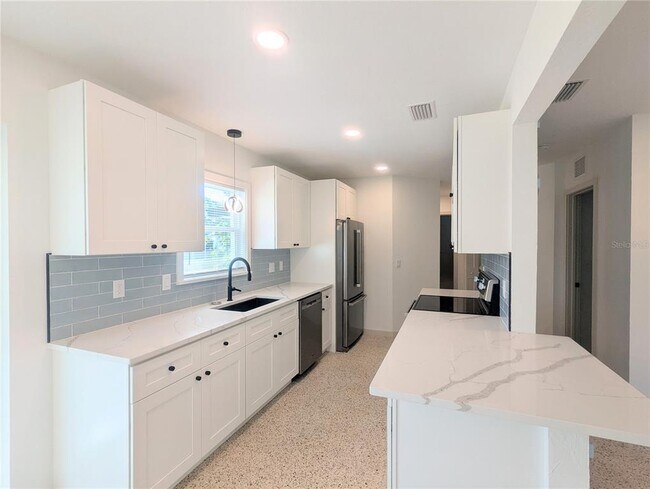 6417 Elmwood Ave in Sarasota, FL - Building Photo - Building Photo