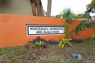 Oak Park Villas in St. Petersburg, FL - Building Photo - Building Photo