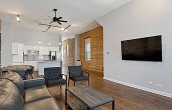 2219 W 18th Pl, Unit 1 in Chicago, IL - Foto de edificio - Building Photo