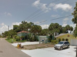 109 Raymond Ave in Port Orange, FL - Foto de edificio - Building Photo