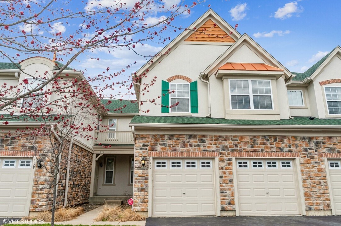 360 Bay Tree Cir in Vernon Hills, IL - Building Photo