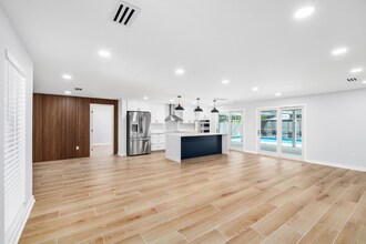 2306 S San Jose Cir in Tampa, FL - Foto de edificio - Building Photo