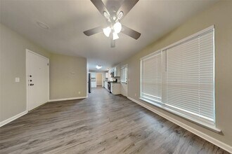 5061 Stewart Dr in Katy, TX - Building Photo - Building Photo