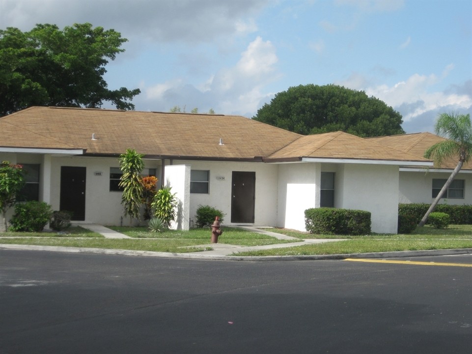 Seminole Manor in Lantana, FL - Building Photo