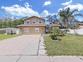 3210 Acapulco Dr in Riverview, FL - Building Photo