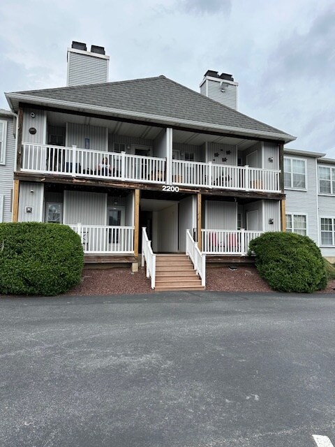 2206 Waters Edge Dr in Newark, DE - Building Photo