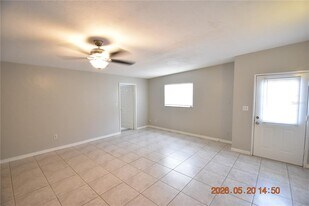 8720 Flame Vine Ave in Seminole, FL - Building Photo