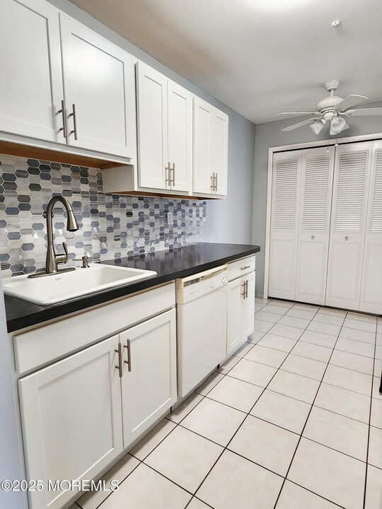 78 Overlook Way in Englishtown, NJ - Building Photo