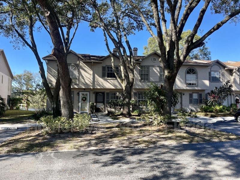 2245 Fletchers Point Cir in Tampa, FL - Foto de edificio