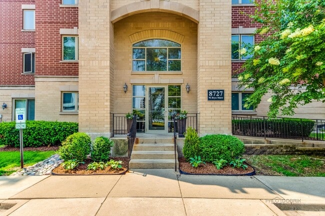 8727 W Bryn Mawr Ave in Chicago, IL - Building Photo - Building Photo
