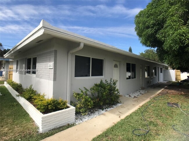 1061 NE 34th St in Oakland Park, FL - Foto de edificio - Building Photo