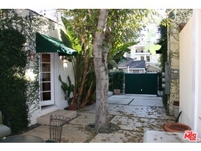 8711 Sherwood Dr in West Hollywood, CA - Building Photo - Building Photo