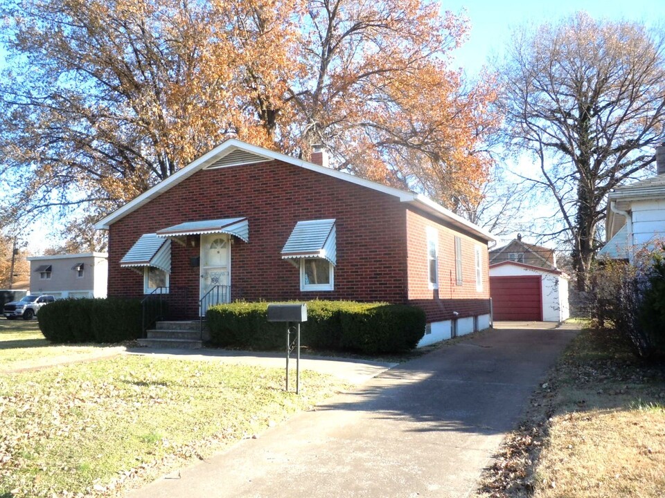 2322 Adams St in Granite City, IL - Building Photo